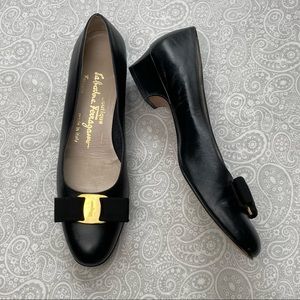 Salvatore Ferragamo Firenze black flats w/bows. EUC